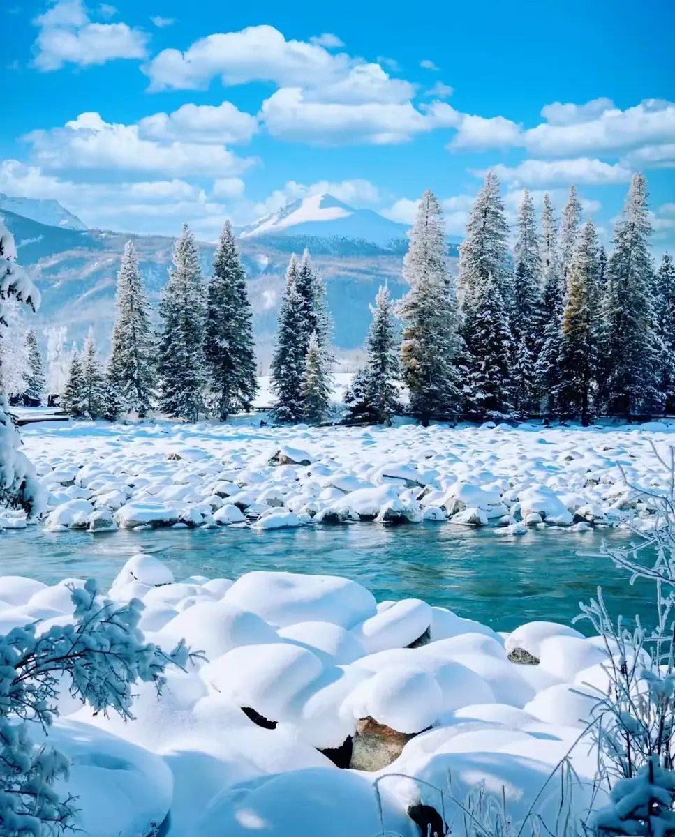 Kanas shoreline in winter