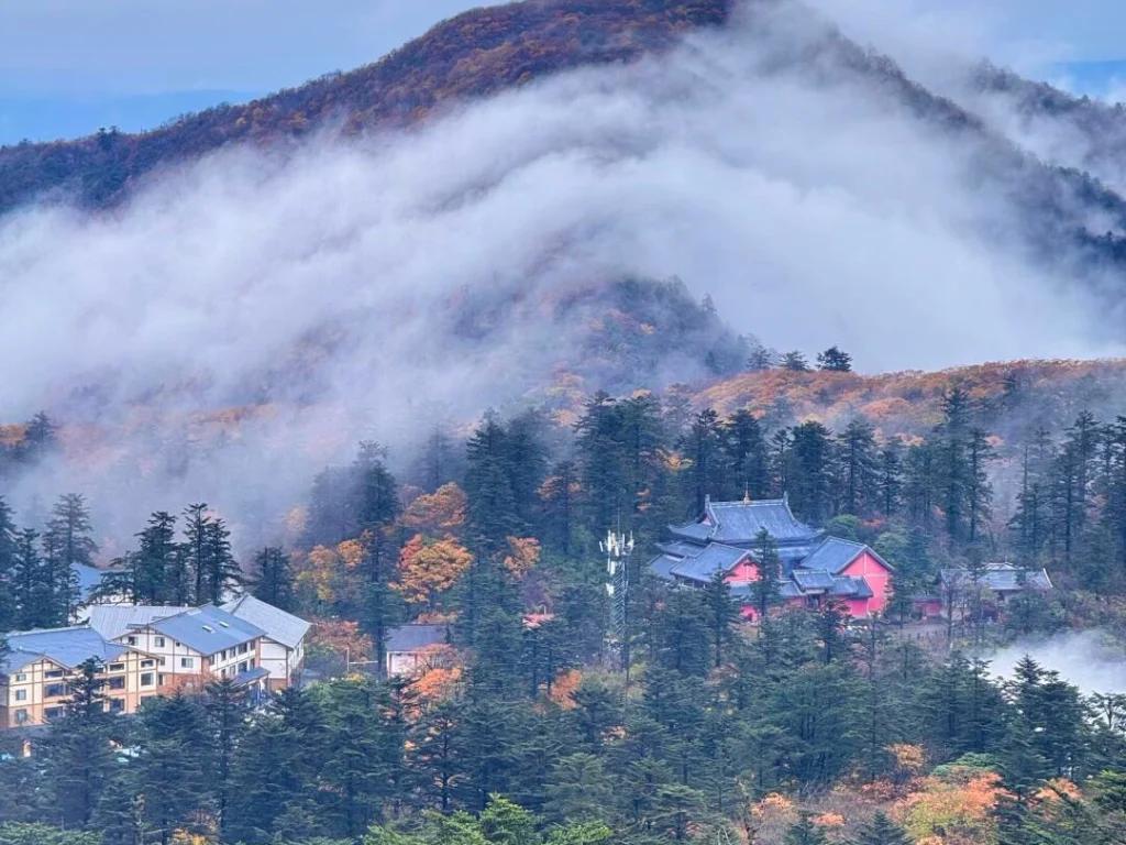 The Alpine Sanctuary: Mineral Hot Springs Beneath the Minya Konka Snow Peaks