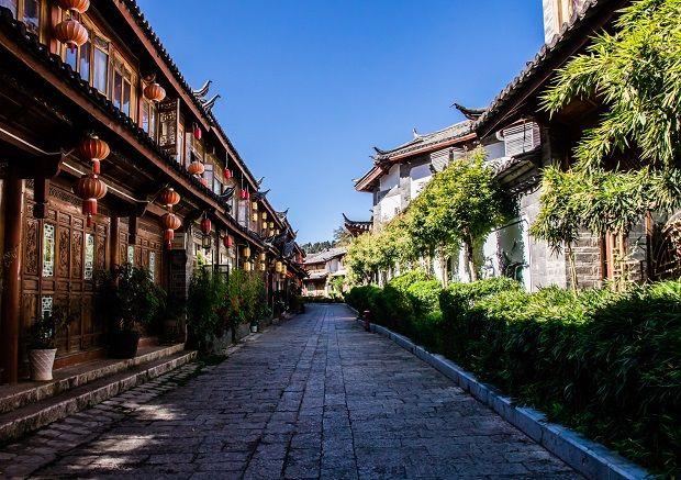 The Alpine Cruise: Private E-Bike Ride & Lakeside Tea at Erhai Lake