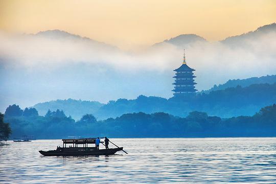 Jiangnan's Golden Autumn: Misty Lakes, Silk Gardens & Crab Season