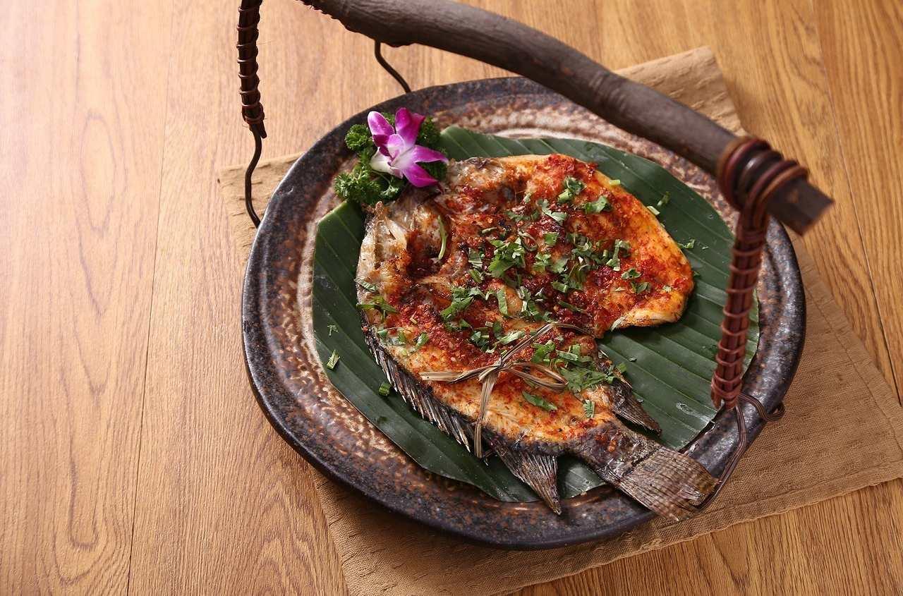 The Citrus Fire: Lemongrass Grilled Fish (Xiangmao Cao Kao Yu)